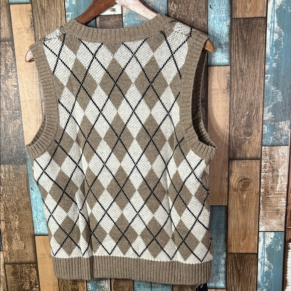 Classic Merino wool Sweater Vest in Brown and White - Picture 11 of 13